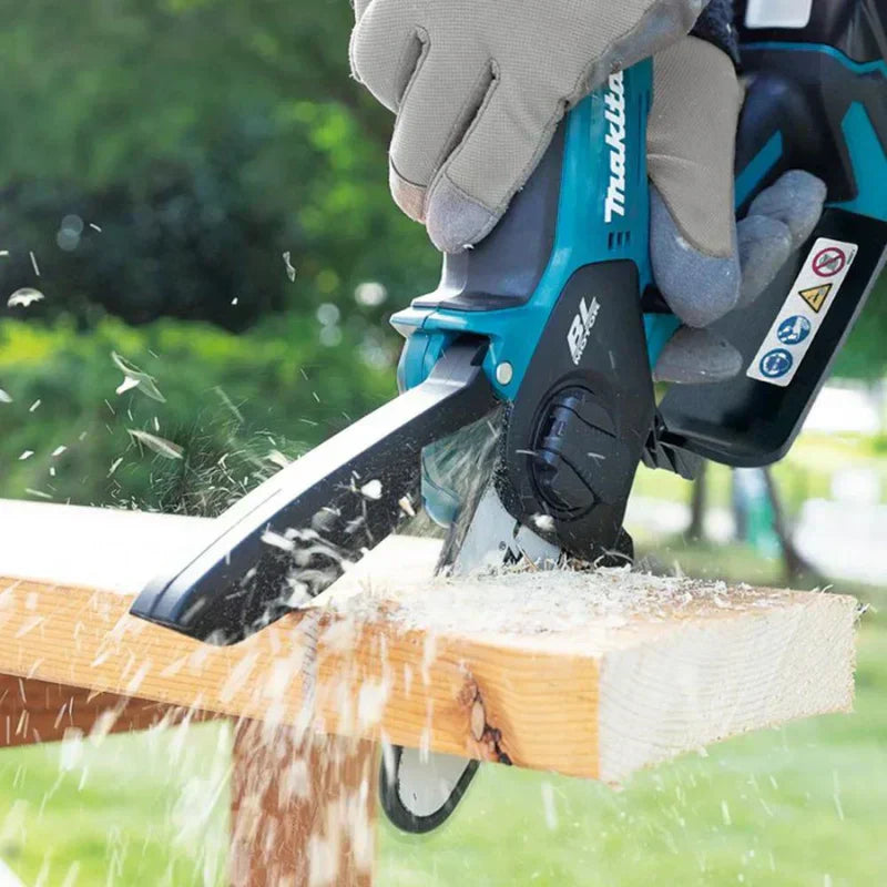Kit Motosierra Eléctrica Makita con 2 Baterías Adicionales y Maletín + Caja de Herramientas con 108 Piezas