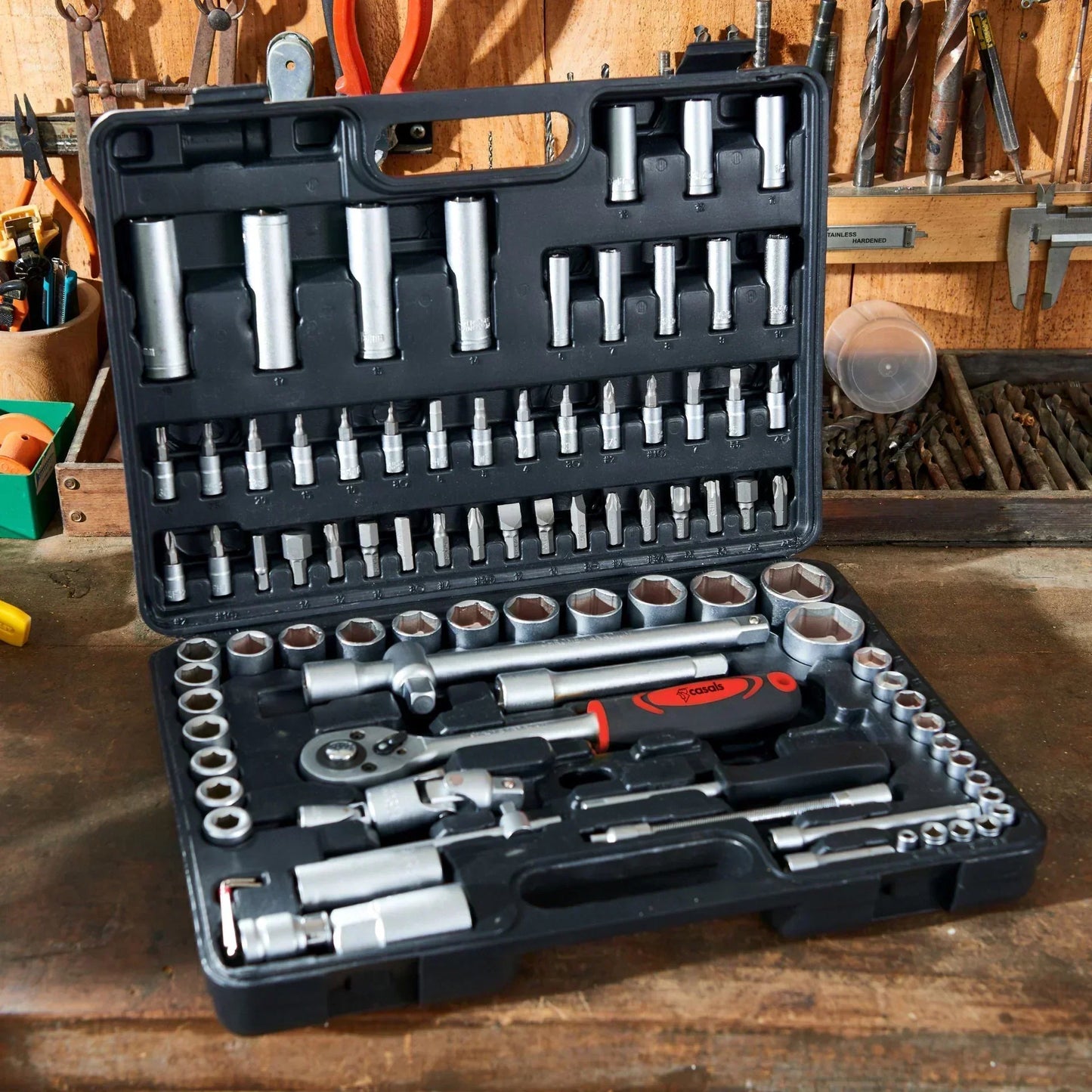 Kit Motosierra Eléctrica Makita con 2 Baterías Adicionales y Maletín + Caja de Herramientas con 108 Piezas